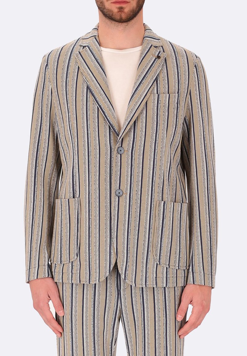 Blazer a righe realizzato in tessuto leggero, con righe verticali di colore beige chiaro, blu navy e bianco, due tasche anteriori e revers a scalfo.