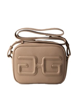 Borsa a tracolla in pelle beige con design del logo impresso, forma rettangolare, tracolla regolabile e texture sottile.