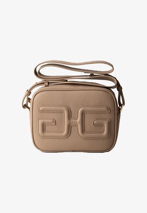 Borsa a tracolla in pelle beige con design del logo impresso, forma rettangolare, tracolla regolabile e texture sottile.