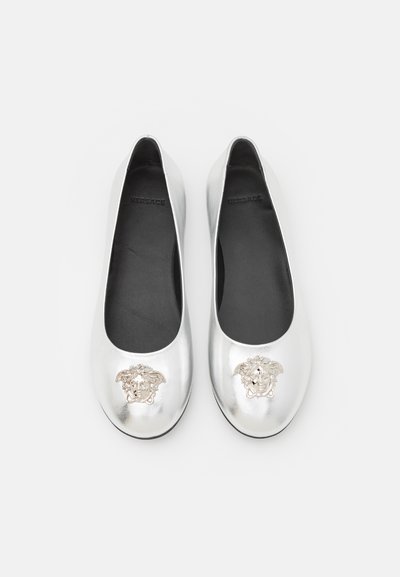 Versace FLATS MIRRORED - Μπαλαρίνες - silver palladium