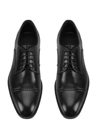 Zwarte leren dresschoenen met een gladde afwerking, voorzien van een vetersluiting, wingtip-details en een ronde neus.