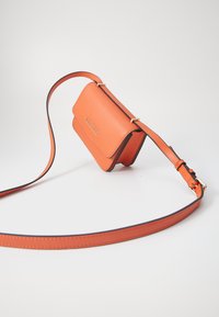 Borsa a tracolla in pelle arancione con pattina pieghevole, hardware dorato e tracolla rimovibile. Presenta cuciture a contrasto.