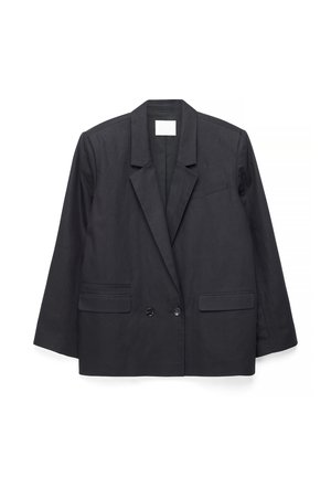 Čierne šité sako s výrezovými klopami, dvoma prednými vreckami s chlopňami, náprsné vrecko a zapínanie na dvojitý gombík, zobrazené rozložené na bielom pozadí.