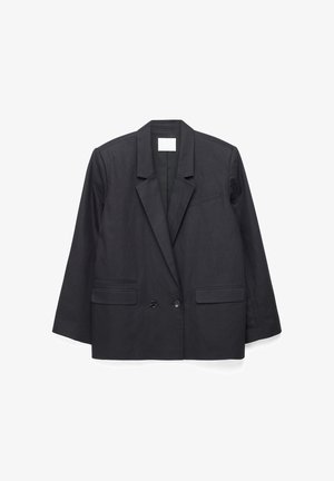 Blazer negro a medida con solapas con muesca, dos bolsillos frontales con solapa, un bolsillo de ojal en el pecho y cierre de dos botones, presentado plano sobre fondo blanco.