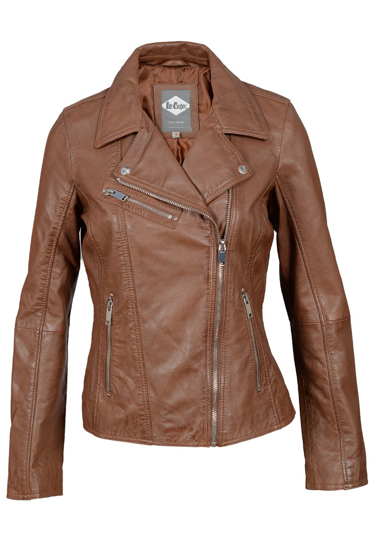 Giubbotto da biker in pelle marrone per donna con zip frontale asimmetrica, tasche con zip e colletto a risvolto ampio.