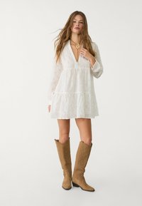 Stradivarius FLOWING WITH EMBROIDERY - Denné šaty - white