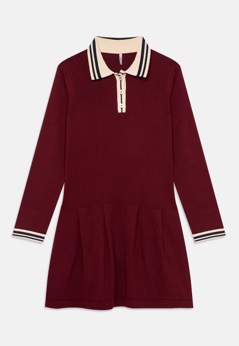 Vestido longo de manga comprida bordeaux com colarinho creme com riscas pretas, placket de três botões e detalhes de saia plissada.