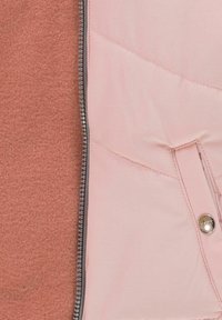 Wnętrze różowej pikowanej kurtki o gładkiej fakturze, z kontrastującym panelu z polaru w kolorze rdzy oraz srebrnym zamkiem błyskawicznym.