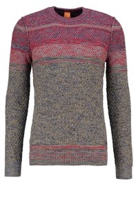 Strickpullover in Blau, Creme und Rot mit einem strukturierten Muster; runder Halsausschnitt und lange Ärmel. Rippbündchen an den Ärmelabschlüssen und am Saum.