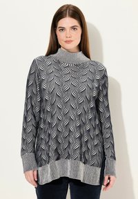 Maglione lavorato a maglia blu navy con un motivo ondulato, colletto alto a coste e maniche lunghe. Ha un orlo con strisce verticali a contrasto.