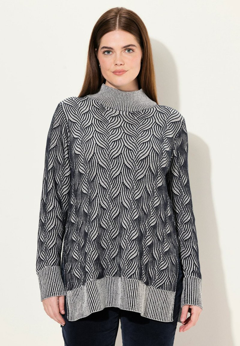 Maglione lavorato a maglia blu navy con un motivo ondulato, colletto alto a coste e maniche lunghe. Ha un orlo con strisce verticali a contrasto.