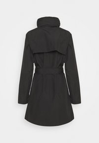 Czarny trench coat z wysokim kołnierzem, paskiem w talii i rozszerzanym dołem. Gładki materiał i minimalne detale szycia z tyłu.