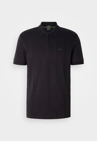 Polo noir à manches courtes avec trois boutons, texture verticale subtile et logo "BOSS" sur le côté gauche de la poitrine.