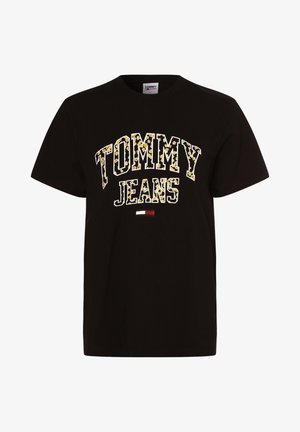 Camiseta de algodón negra con un gráfico audaz de "TOMMY JEANS" en amarillo y blanco, con un pequeño acento en rojo, blanco y azul en el dobladillo.