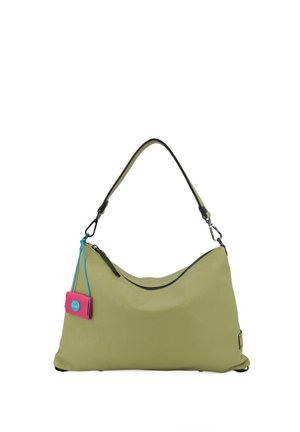 Borsa a tracolla in pelle verde oliva chiaro con zip nera e tracolla staccabile, dotata di portachiavi rosa e blu.