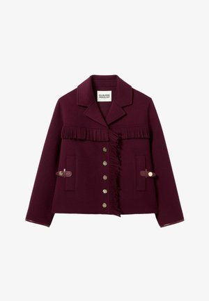 Veste en laine bordeaux avec des détails à franges, un col cranté et des boutons dorés. Elle possède des poches latérales et des accents en cuir sur la fermeture.