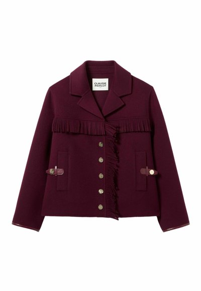 Chaqueta de lana burdeos con detalle de flecos, cuello con muesca y botones dorados. Presenta bolsillos laterales y acentos de cuero en el cierre.