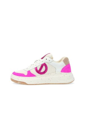 Sneaker bianca con dettagli in suede e rete rosa, suola in gomma testurizzata e un logo sovradimensionato. Presenta un intersuola maculata e un colletto imbottito.