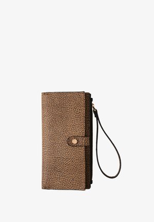 Cartera marrón con textura, cierre de cremallera, herrajes dorados y una correa de muñeca desmontable. Cuenta con un botón a presión y un diseño elegante y rectangular.