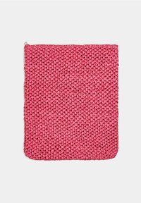 Bustina lavorata a maglia in un rosa acceso, caratterizzata da un design intrecciato e testurizzato. Forma quadrata con chiusura superiore a zip, adatta per conservare piccoli oggetti.