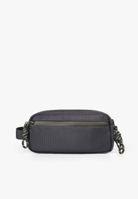 Funda rectangular de color gris oscuro, hecha de una tela texturizada, con cierre de cremallera. Cuenta con un asa en bucle y una cinta trenzada de color contraste como tirador.