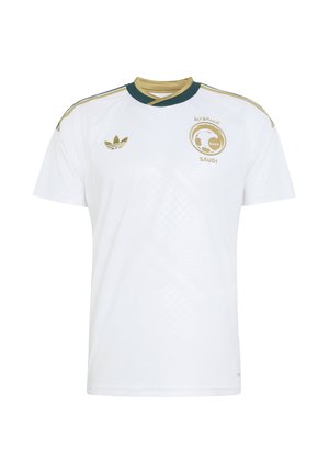 Hvid sportsjersey med guld-grøn krave, guldstriber på skuldrene, Adidas-logo på venstre bryst, Saudi-Arabiens Fodboldforbunds emblem på højre bryst.