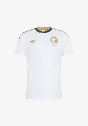 Hvid sportsjersey med guld-grøn krave, guldstriber på skuldrene, Adidas-logo på venstre bryst, Saudi-Arabiens Fodboldforbunds emblem på højre bryst.