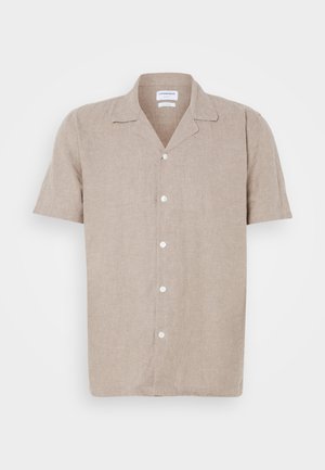 Koszula lniana z krótkim rękawem w jasnym beżu, z kołnierzykiem z wycięciem i białymi guzikami z przodu, charakteryzująca się gładkim, teksturowanym materiałem.