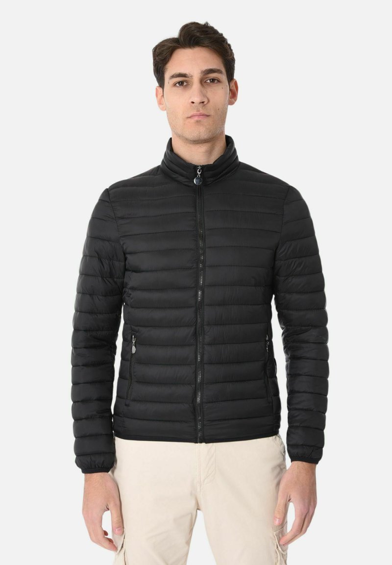 Giacca a vento nera con cuciture orizzontali, colletto alto, zip frontale e due tasche laterali. Materiale leggero con una texture liscia.