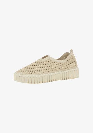 Béžová slip-on obuv s texturovaným vzorem a plochou gumovou podrážkou, která má ventilační otvory a zaoblený tvar špičky.