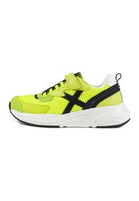 Sneaker en mesh jaune fluo avec accents noirs, un dessus texturé, un col rembourré et une semelle blanche avec une semelle extérieur noire. Bande Velcro incluse.