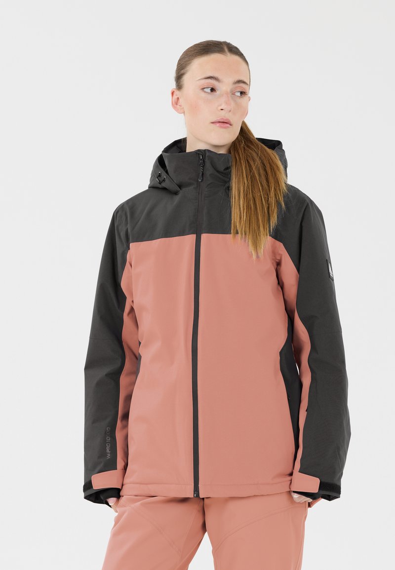 Wasserabweisende Jacke mit einem schwarzen oberen Bereich und einem pinken unteren Bereich. Sie verfügt über eine Kapuze, einen Reißverschluss und verstellbare Manschetten für einen sicheren Sitz.