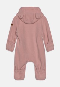 Rosa Fleece Baby-Overall mit Kapuze und Ohrenakzenten, mit umgeschlagenen Ärmeln und Fußdesign. Weiches Material mit glatter Oberfläche.