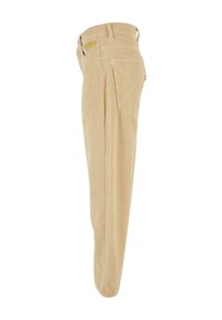 Pantaloni in corduroy beige con righe verticali, gamba affusolata, tasche frontali e posteriori, e dettagli ricamati sul retro che mostrano il nome del brand.