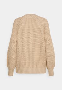 Beige chunky pletený svetr s dlouhými balónovými rukávy, žebrovanými manžetami a spodním lemem, zobrazený zezadu na bílém pozadí.