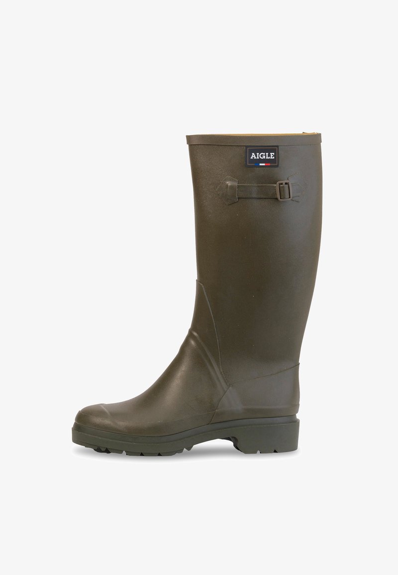 Botte de pluie en caoutchouc vert avec une tige texturée, une sangle réglable et une semelle striée pour une meilleure traction. Présente un patch logo près du haut.