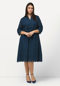 Ulla Popken EN AJOURÉE LIGNE EN A COL ET MANCHES 3/4 - Denní šaty - steel blue