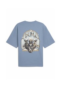 Blå bomulds T-shirt med korte ærmer, der har et grafisk motiv af en sort panter og "PUMA" tekst i en dekorativ ramme på bagsiden.