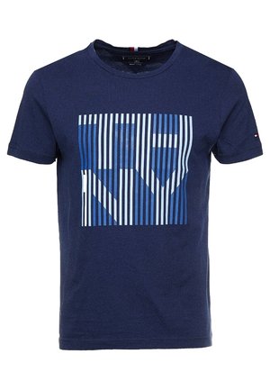 Navyblaue Baumwoll-T-Shirt mit einem geometrischen Grafikdesign in verschiedenen Blautönen und weißen Streifen, mit Rundhalsausschnitt und kurzen Ärmeln.