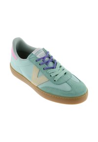 Scarpa da ginnastica azzurro chiaro con tomaia in camoscio, accenti beige, lacci viola e suola in gomma coloratura.