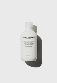 Bouteille en plastique blanche, arrondie, de conditionneur volumisant, avec des étiquettes noires et un capuchon plat ; contenance de 200 mL.