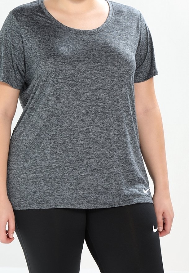 Camiseta atlética de manga corta gris, confeccionada en una tela texturizada, con cuello redondo y un pequeño logo blanco de Nike en la parte inferior delantera.