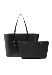 Czarna skórzana torba typu tote o gładkiej fakturze, z długimi uchwytami oraz odpinaną czarną materiałową kieszenią na zamek błyskawiczny z nitowanymi akcentami.