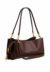 Sac à main en cuir marron foncé avec deux longues bandoulières, des ferrures dorées et une poche avant zippée sécurisée par un petit cadenas.