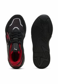 Chaussures de sport noires avec des accents rouges et des détails blancs. Dotées d'une tige texturée, d'un col rembourré et d'une semelle extérieure en caoutchouc à motif.