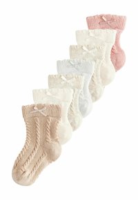 Set di cinque calzini lavorati a maglia in beige, bianco, grigio chiaro e rosa pallido. Presentano bordi a costine e fiocchi decorativi. Texture morbida con motivi a treccia.