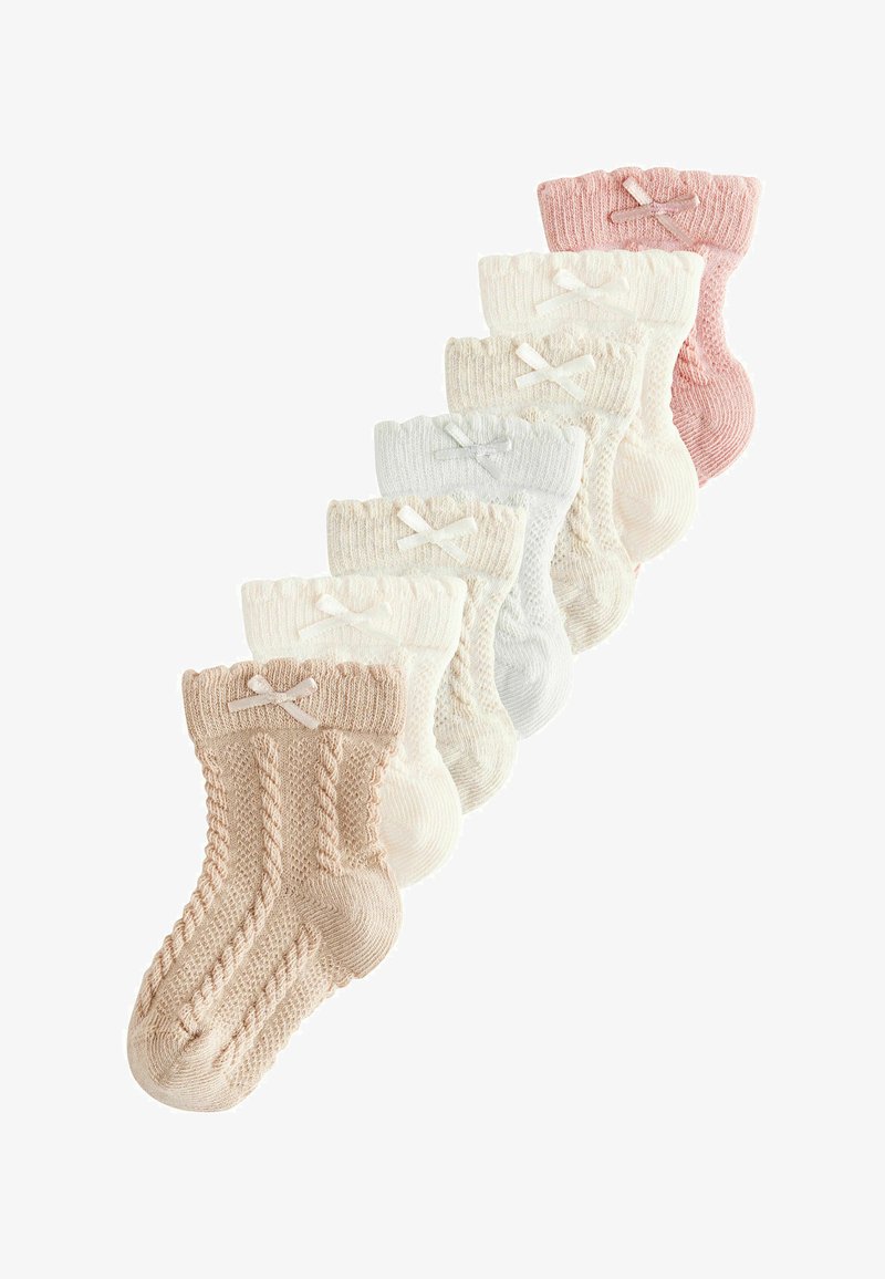 Sieben Paar gestrickte Babysocken in Pastellfarben, jeweils mit einer kleinen Schleife am Bündchen, diagonal auf weißem Hintergrund angeordnet.