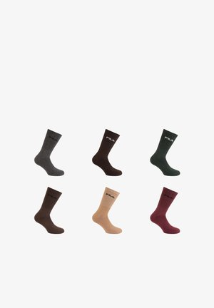 Six paires de chaussettes montantes FILA affichées en deux rangées, les couleurs incluent gris, noir, vert foncé, marron, beige et bordeaux.