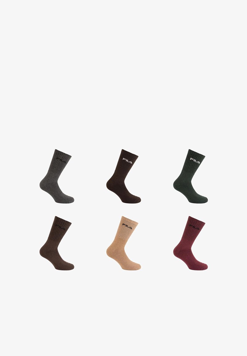 Six paires de chaussettes montantes FILA affichées en deux rangées, les couleurs incluent gris, noir, vert foncé, marron, beige et bordeaux.