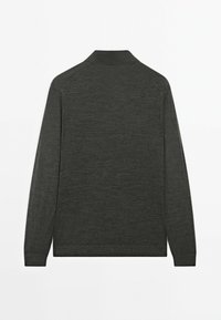Mörkgrå långärmad tröja med krage, med en slät yta och en figurnära design, utan synliga knäppningar eller mönster.